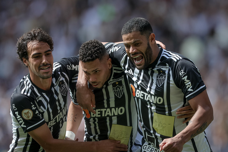 Paulinho e Hulk comemoram gol contra o Bahia diante da torcida.